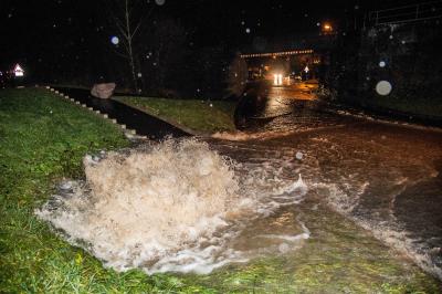 Murrhardt: Steigende Pegel sorgen fuer ueberflutete Strassen - Feuerwehr ueber 5 Stunden im Einsatz